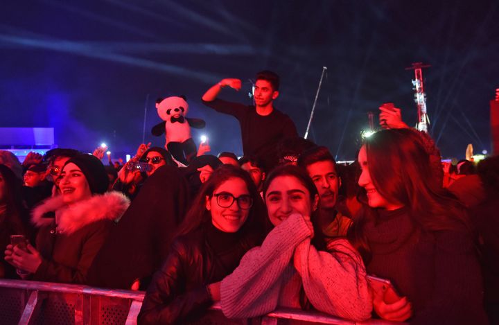 Jeunes festivalières et festivaliers saoudiens au MDL Beast Fest, à Ryad, le 19 décembre 2019 (FAYEZ NURELDINE / AFP)