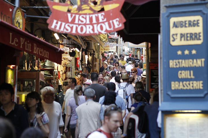 Ruelle commerçante du Mont Saint-Michel
 (CHARLY TRIBALLEAU/AFP)