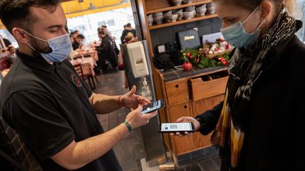 Illustration d'un contrôle de pass sanitaire dans un restaurant du centre de Rennes (Ille-et-Vilaine), le 2 janvier 2022. (MARTIN ROCHE / MAXPPP)