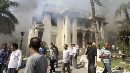 Un b&acirc;timent public a &eacute;t&eacute; incendi&eacute; dans le quartier de Giza, au Caire, le 15 ao&ucirc;t 2013. (MUHAMMAD HAMED / REUTERS)