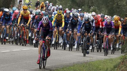 Les coureurs lors de la première étape du Tour de Catalogne, le 21 mars 2022. (TONI ALBIR / EFE)