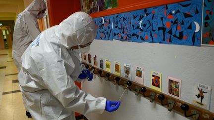 Collecte d'échantillons dans une école de Marseille (Bouches-du-Rhône), le 5 mai 2020. (CHRISTOPHE SIMON / AFP)