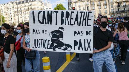 Des manifestants à Paris le 2 juin en soutien aux proches d'Adame Traoré.&nbsp; (S?BASTIEN MUYLAERT / MAXPPP)