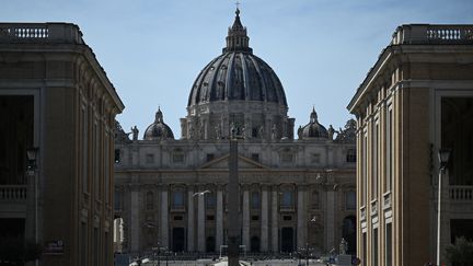 Vue générale de la basilique Saint-Pierre, le 30 mars 2023, au Vatican. (FILIPPO MONTEFORTE / AFP)