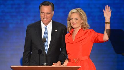 Le candidat Mitt Romney et son &eacute;pouse Ann lors de la convention r&eacute;publicaine &agrave; Tampa, en Floride (Etats-Unis), le 28 ao&ucirc;t 2012. (STAN HONDA / AFP)