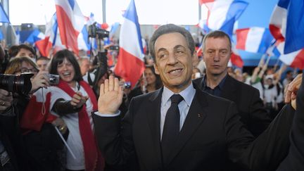 Nicolas Sarkozy salue des militants apr&egrave;s le discours prononc&eacute; &agrave; Meaux, vendredi 16 mars 2012. (ERIC FEFERBERG / AFP)