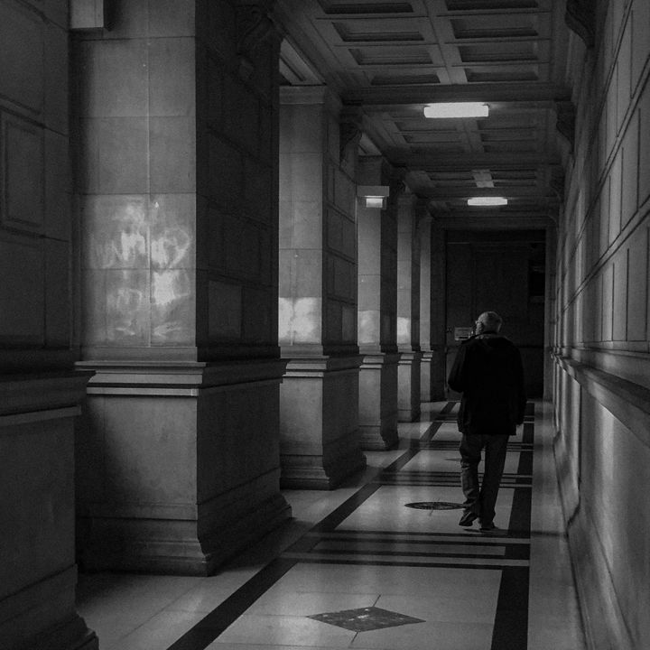 Dans les couloirs du Palais de Justice de Paris. (DAVID FRITZ-GOEPPINGER POUR FRANCEINFO)