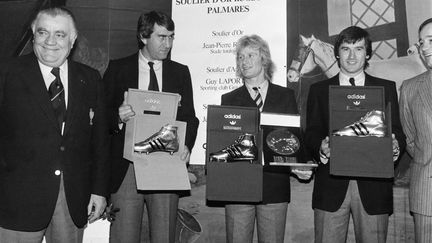 Guy Laporte, à droite sur la photo, reçoit un prix lors d'une cérémonie aux côtés de&nbsp;Jean-Luc Joinel et Jean-Pierre Rives, le 13 novembre 1981.&nbsp; (GEORGES GOBET / AFP)