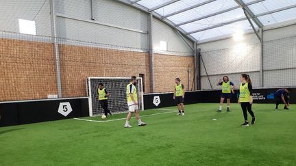 Des jeunes joueurs disputent une partie de foot à cinq.&nbsp; (CECILIA ARBONA / RADIO FRANCE)