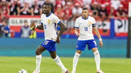 Marcus Thuram and Kylian Mbappé during the Austria-France match, during Euro 2024, in Düsseldorf, on June 17, 2024. (FOTO OLIMPIK / AFP)