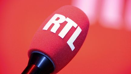 Photographié le 4 septembre 2014, un micro de la radio RTL, qui arrête la diffusion de son signal en grandes ondes. (BERTRAND GUAY / AFP)