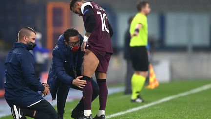 Neymar reçoit des soins médicaux lors du match contre le Basaksehir FK, le 28 octobre 2020, au stade Basaksehir Fatih Terim d'Istanbul.

 (OZAN KOSE / AFP)