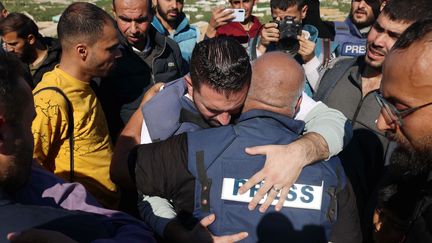 Le chef du bureau d'Al Jazeera à Gaza, Waël Dahdouh (de dos), lors des funérailles de son fils Hamza, également journaliste pour la chaîne qatarienne, le 7 janvier 2024 à Rafah, dans la bande de Gaza. (AFP)