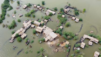 Une vue aérienne d'un quartier résidentiel inondé dans la région de Jaffarabad au sud du Pakistan, le 30 août 2022. (FIDA HUSSAIN / AFP)