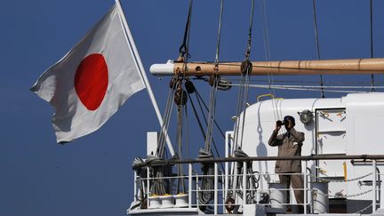 Un drapeau japonais sur le voilier "Kaiwo Maru", le 14 septembre 2018. (VITALIY ANKOV / AFP)