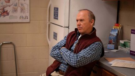 Michael Keaton incarne le médecin de l'Arkansas qui voit la crise sanitaire ravager ses patients.&nbsp; (Disney + Hulu)