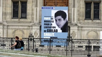 Portrait de Gilad Shalit exposé à l'Hôtel de Ville de Paris le 25 juin 2011, pour le 5e anniversaire de sa capture (AFP / Miguel Medina)