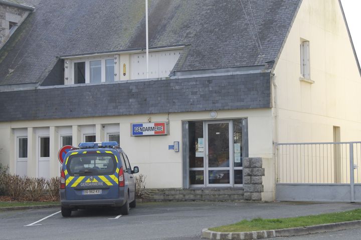 La gendarmerie de Tréguier (Côtes-d'Armor) en charge de l'enquête sur les morts inexpliquées de lapins, le 27 décembre 2018.&nbsp; (LOUISE HEMMERLE / FRANCEINFO)