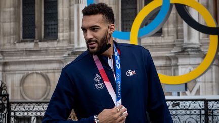 Rudy Gobert, médaille d'argent autour du cou, de retour à Paris le 8 août 2021 après les Jeux olympiques.&nbsp; (CARINE SCHMITT / HANS LUCAS / AFP)