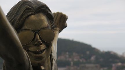 &nbsp; (Une statue en bronze représentant Michael Jackson poing levé vers le ciel se dresse au milieu de la favela Santa Marta à Rio  © Radio France / Nicolas Mathias)