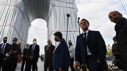 Le président Emmanuel Macron inaugure l'Arc de Triomphe empaqueté, oeuvre posthume du couple d'artistes Christo, le 16 septembre 2021 (LUDOVIC MARIN / POOL)