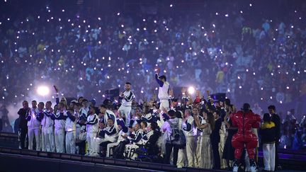 La cérémonie de clôture des Jeux paralympiques, se concluant avec un set de Martin Solveig entouré de tous les athlètes français, au Stade de France, le 8 septembre 2024.