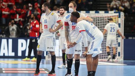 Valentin Porte auprès de Dylan Nahi après la demi-finale de Championnat d'Europe perdue face à la Suède, le 28 janvier 2022. (FERENC ISZA / AFP)