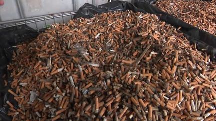 Recyclage : à Brest, une entreprise recycle les mégots de cigarette en mobilier urbain (France 2)