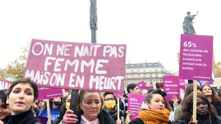 Des manifestantes participent à une mobilisation organisée par "NousToutes", place de la République à Paris, le 20 novembre 2021. (ALAIN JOCARD / AFP)