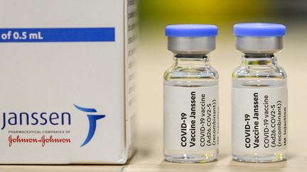 Deux doses du vaccin contre le Covid-19 de&nbsp;Johnson &amp; Johnson. (DIRK WAEM / BELGA / AFP)