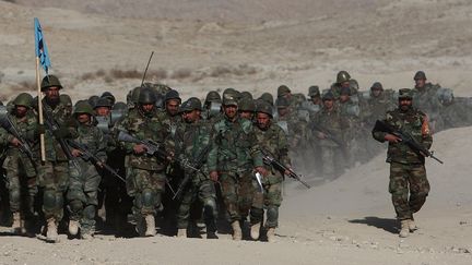 Des soldats de l'arm&eacute;e nationale afghane s'entra&icirc;nent dans un camp militaire de Kaboul, le 13 janvier 2010.&nbsp; (JOEL SAGET / AFP)