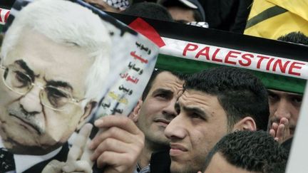 Manifestation de soutien à Mahmoud Abbas à Naplouse en 2014, lors de la visite du leader palestinien à Washington. (JAAFAR ASHTIYEH / AFP)