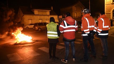 Des salariés d'Ascoval de Saint-Saulve bloquent l'accès au site de leur principal actionnaire, Vallourec, à Aulnoy-Aymeries, le 26 octobre 2018. (FRANCOIS LO PRESTI / AFP)