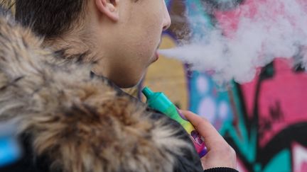 Aujourd'hui, 34 pays interdisent déjà la vente des cigarettes électroniques, selon un rapport 2023 de l'OMS sur le tabac. (MYRIAM TIRLER / HANS LUCAS / AFP)