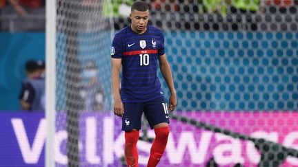 Kylian Mbappé&nbsp;après son&nbsp;tir au but raté face à la Suisse en huitième de finale de l'Euro, lundi 28 juin 2021 à Bucarest. (FRANCK FIFE / AFP)