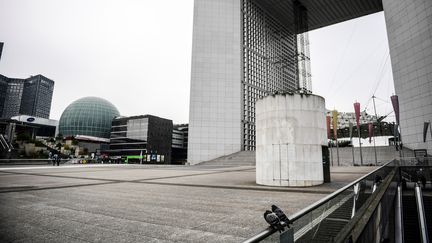 Le quartier d'affaires de La Défense déserté en plein confinement, le 17 mars 2020 à Nanterre (Hauts-de-Seine). (MARTIN BUREAU / AFP)