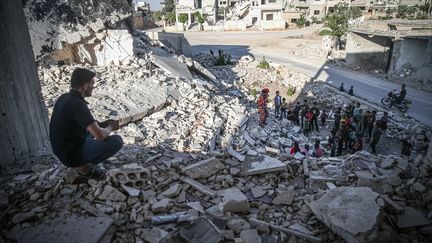 Des enfants rencontrent un clown, le 10 juin 2022, à Idlib en Syrie. (MUHAMMED SAID / ANADOLU AGENCY / AFP)