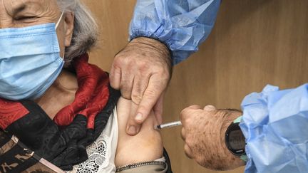 Covid-19 : les centres de vaccination se préparent à injecter la dose de rappel