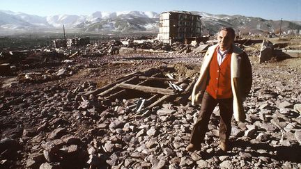 Charles Aznavour, le 4 février 1989, sur les lieux du tremblement de terre de décembre 1988 en Arménie. (ASLAN / SIPA)