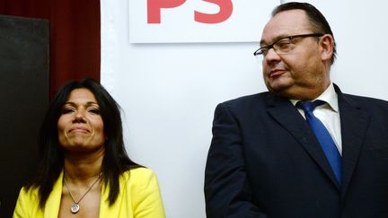 Patrick Mennucci, candidat socialiste &agrave; la mairie de Marseille, et sa rivale, Samia Ghali, &agrave; Marseille (Bouches-du-Rh&ocirc;ne), le 20 octobre 2013. (ANNE-CHRISTINE POUJOULAT / AFP)