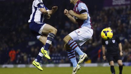 Shane Long (G) de&nbsp;West Bromwich Albion est &agrave; la lutte pour le ballon avec&nbsp;Ron Vlaar d'Aston Villa lors d'un match de football de premi&egrave;re ligue anglais &agrave; West Bromwich (Royaume-Uni), le 25 novembre 2013. (EDDIE KEOGH / REUTERS)