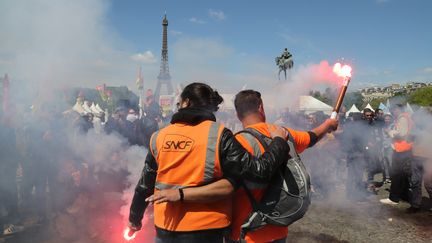 Des employés de la SNCF manifestent à Paris, le 3 mai 2018. (JACQUES DEMARTHON / AFP)