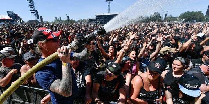 Nan, ne rêvez pas, le pipeline de bière n'arrive pas direct au premier rang du Hellfest quand il fait trop chaud. Mais un coup d'arrosage reste bienvenu. 
 (Franck Dubray / Photo PQR Ouest-France / MaxPPP)