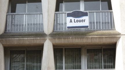 Un panneau "A LOUER" au balcon d'un appartement. (MARTINE BRÉSON / RADIO FRANCE)