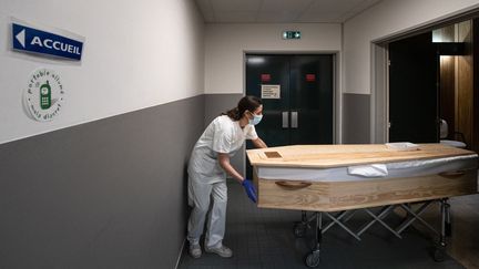 Un cercueil à l'hôpital Bichat, à Paris, le 29 janvier 2021. (JOEL SAGET / AFP)