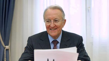 Georges Sarre pose dans son bureau de&nbsp;la mairie du 11e arrondissement de Paris, le 21 février 2001. (PATRICK KOVARIK / AFP)