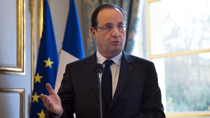 Fran&ccedil;ois Hollande &agrave; l'Elys&eacute;e, &agrave; Paris, lors&nbsp;de la remise des insignes d'officier de la L&eacute;gion d'honneur au sociologue des religions Emile Poulat, le 9 d&eacute;cembre 2012. (BERTRAND LANGLOIS / POOL)