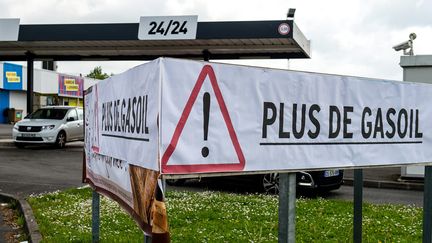 &nbsp; (Les stations sont prises d'assaut et les ruptures fréquentes. Station service près d'Arras. Le 20 mai 2016 © Maxppp)