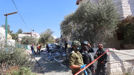 La police israélienne et des services de secours à Maalot (Israël), après un tir en provenance du Liban le 29 octobre 2024. (GIL COHEN-MAGEN / AFP)