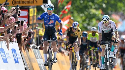 Jasper Philipsen après sa victoire lors de la troisième étape du Tour de France, à Bayonne, le 3 juillet 2023. (DIRK WAEM / AFP)